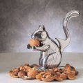 ユニークなリスのくるみ割り！ナッティスクワラル ナッツクラッカー
