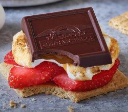 画像3: デザートのような幸せに包まれる！Ghirardelli ギラデリ ラバケーキ スクエアーズ ダークチョコレート  2個