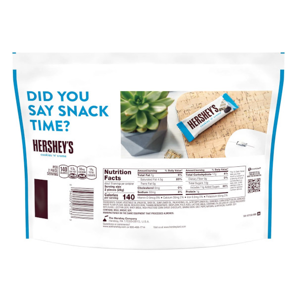 画像2: ホワイトチョコの中にサクサクのクッキー！Hershey's ハーシーズ クッキー＆クリーム チョコレートバー スナックサイズ 484g